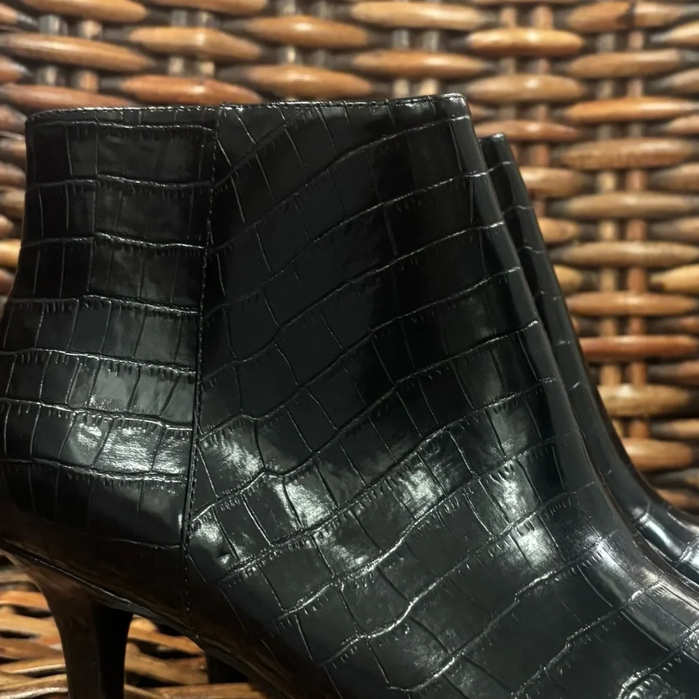 AEROSOLES Black Croc-Patterned Ankle Booties in size 9.5. Great condition !